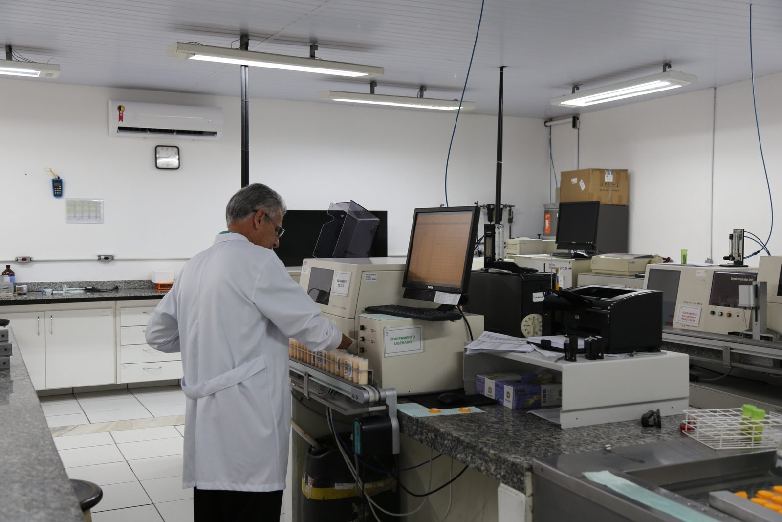 Benefícios do Nitrogênio Ureico no Leite para Avaliação da Qualidade. Um indicador chave para a avaliação da qualidade do leite...